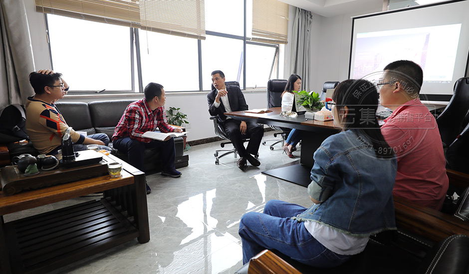 我公司技术人员为客户讲解能耗监测系统方案