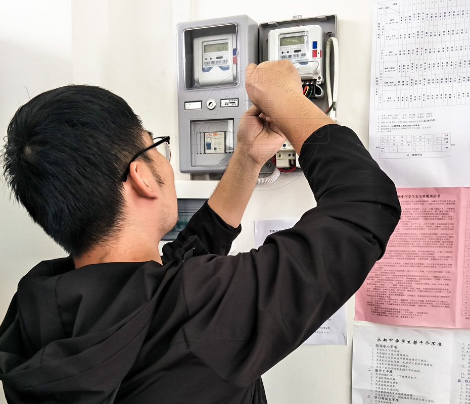 ¼¼ÊõÈËÔ±°²×°µç±íºÍ¼¯ÖÐÆ÷